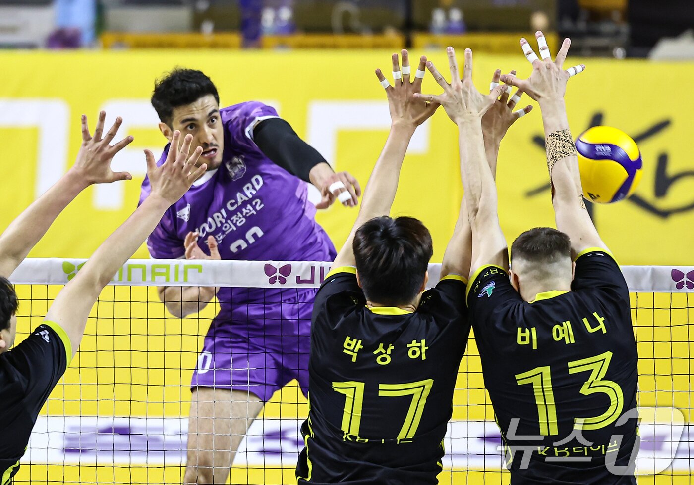 본문 이미지 - 25일 오후 경기 의정부 경민대학교 기념관에서 열린 2025-26 V리그 남자부 준플레이오프 KB손해보험과 우리카드의 경기, 우리카드 아라우조가 공격을 하고 있다. 2026.3.25 ⓒ 뉴스1 김도우 기자