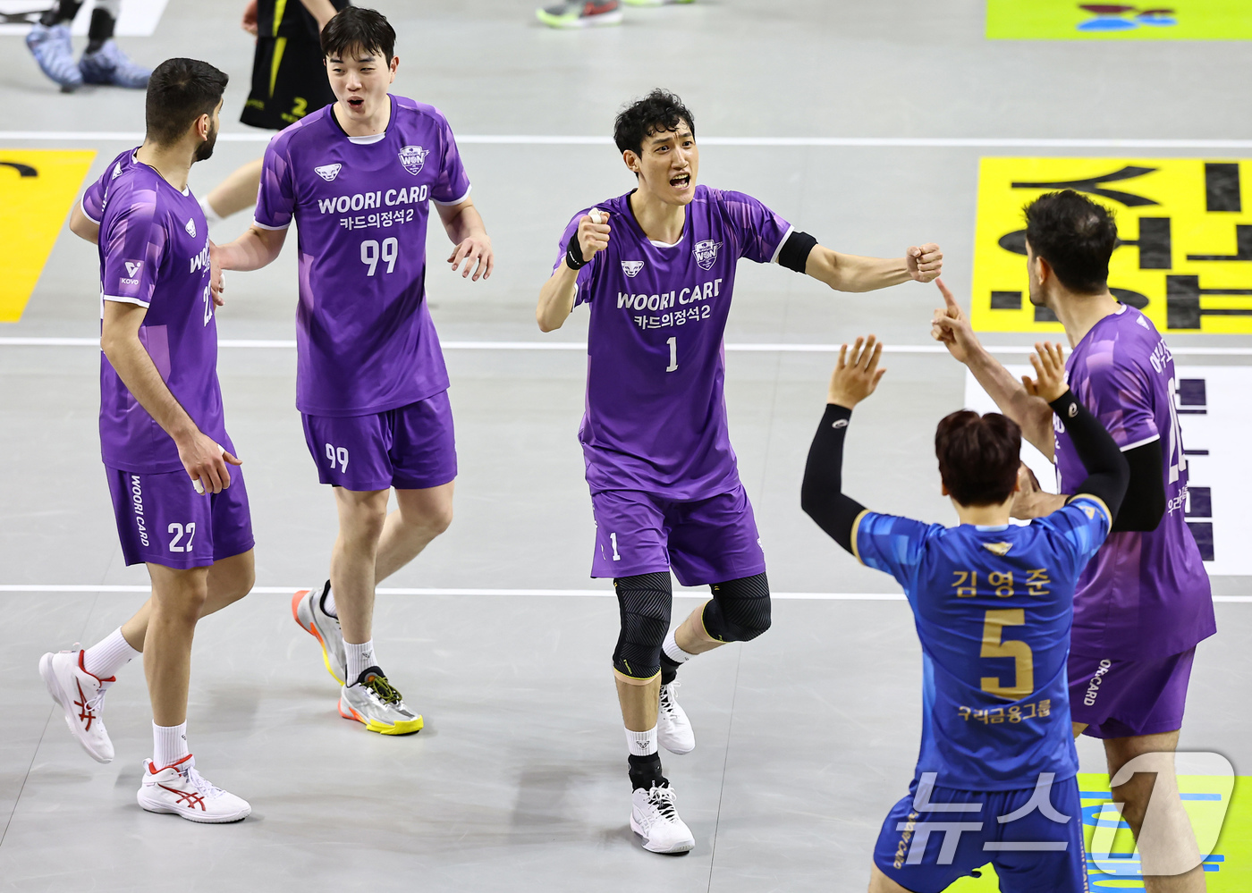 (의정부=뉴스1) 김도우 기자 = 25일 오후 경기 의정부 경민대학교 기념관에서 열린 2025-26 V리그 남자부 준플레이오프 KB손해보험과 우리카드의 경기, 우리카드 선수들이 공 …