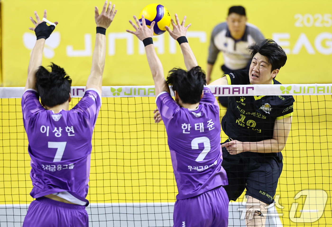 (의정부=뉴스1) 김도우 기자 = 25일 오후 경기 의정부 경민대학교 기념관에서 열린 2025-26 V리그 남자부 준플레이오프 KB손해보험과 우리카드의 경기, KB손해보험 나경복이 …