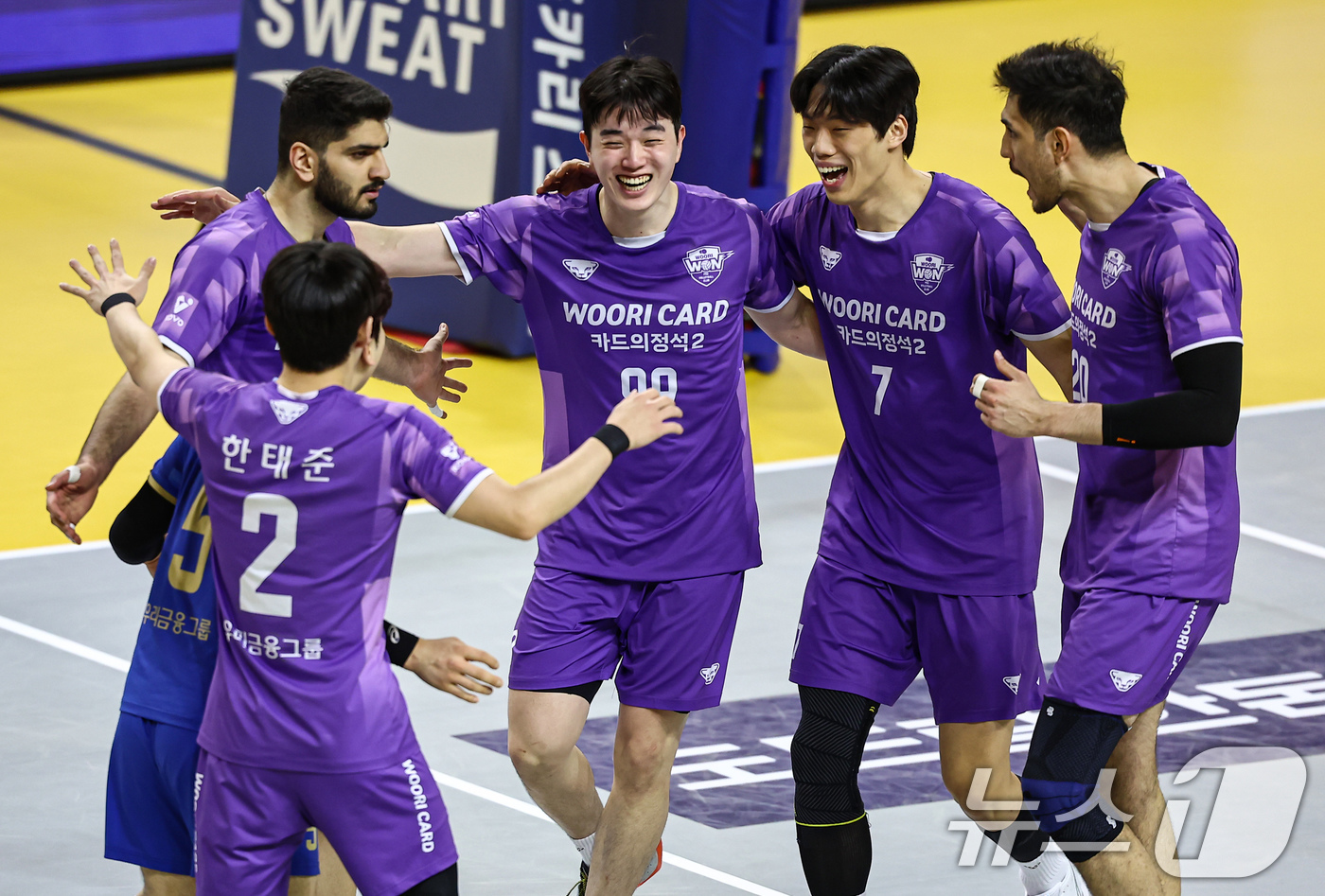 (의정부=뉴스1) 김도우 기자 = 25일 오후 경기 의정부 경민대학교 기념관에서 열린 2025-26 V리그 남자부 준플레이오프 KB손해보험과 우리카드의 경기, 우리카드 선수들이 공 …