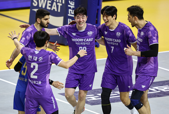 '기적의 우리카드', KB손보 꺾고 PO 진출…박철우 감독대행 승률 78.9%