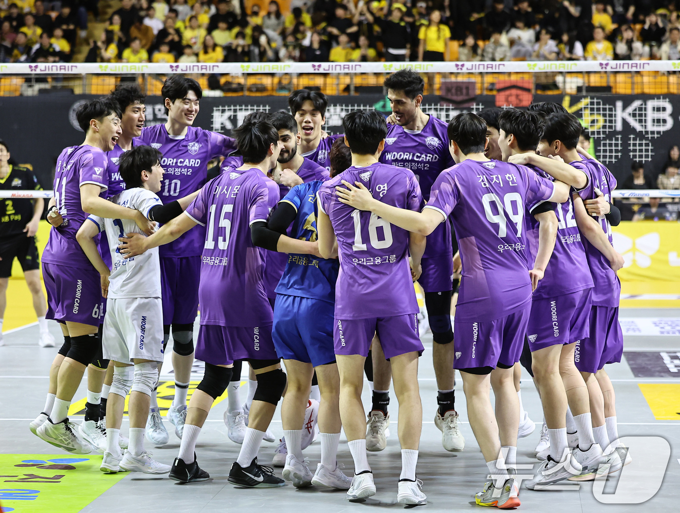 (의정부=뉴스1) 김도우 기자 = 25일 오후 경기 의정부 경민대학교 기념관에서 열린 2025-26 V리그 남자부 준플레이오프 KB손해보험과 우리카드의 경기, 세트스코어 3대0 승 …