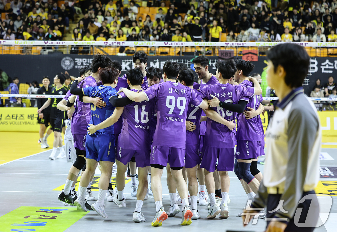 (의정부=뉴스1) 김도우 기자 = 25일 오후 경기 의정부 경민대학교 기념관에서 열린 2025-26 V리그 남자부 준플레이오프 KB손해보험과 우리카드의 경기, 세트스코어 3대0 승 …
