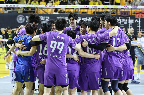 승리의 기쁨 나누는 우리카드