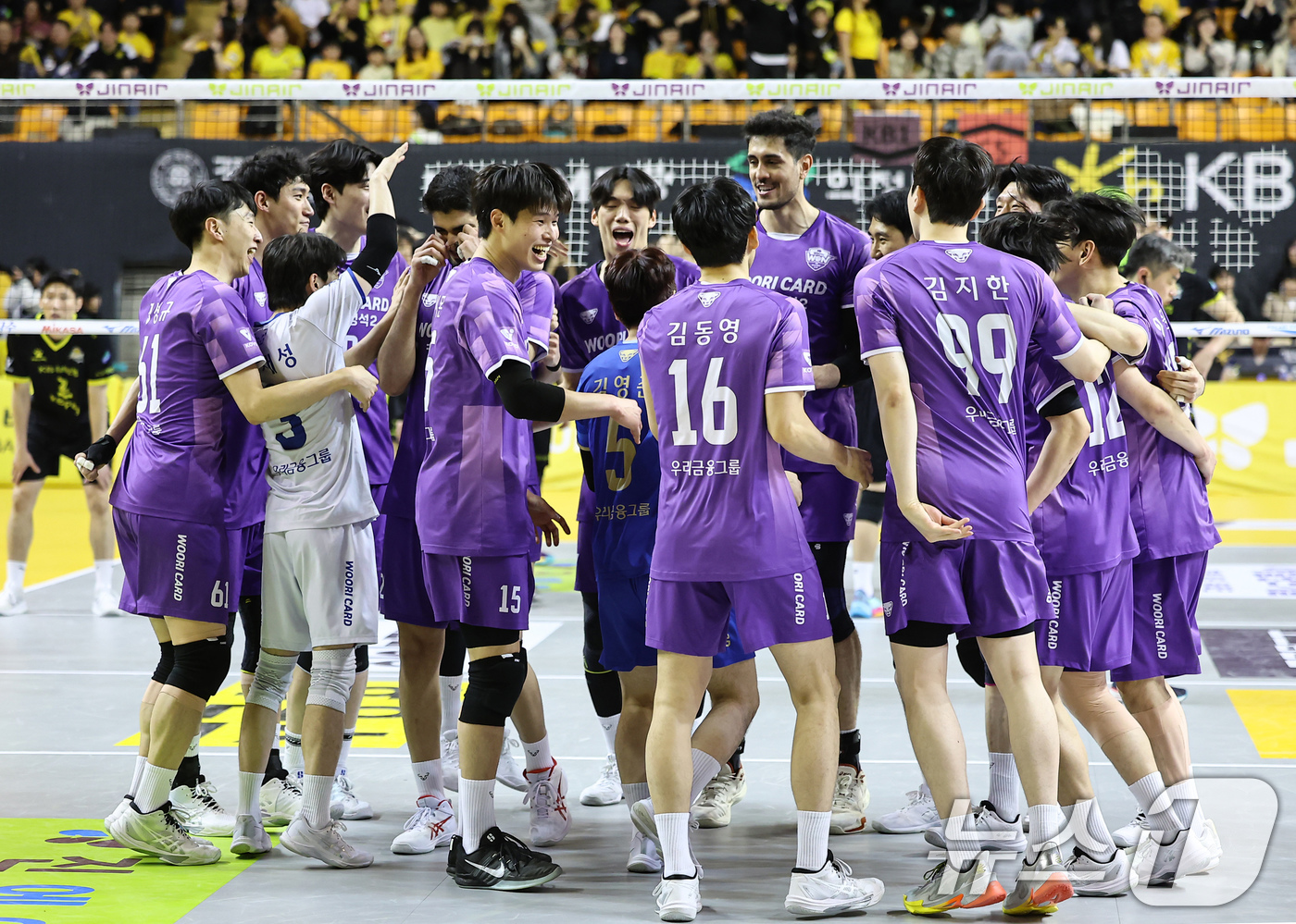 (의정부=뉴스1) 김도우 기자 = 25일 오후 경기 의정부 경민대학교 기념관에서 열린 2025-26 V리그 남자부 준플레이오프 KB손해보험과 우리카드의 경기, 세트스코어 3대0 승 …