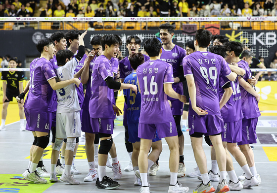 승리의 기쁨 나누는 우리카드