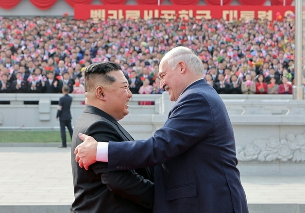 김정은, 방북 루카센코 극진 환대…김일성광장서 환영식