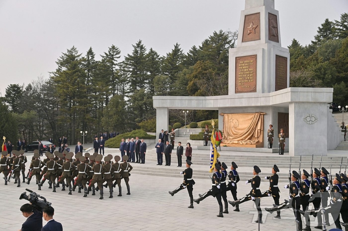 (평양 노동신문=뉴스1) = 북한 노동당 기관지 노동신문은 26일 "우리나라를 공식 방문하는 벨라루씨(벨라루스)공화국 대통령 알렉싼드르 루까쉔꼬(알렉산드로 루카센코) 동지가 3월 …