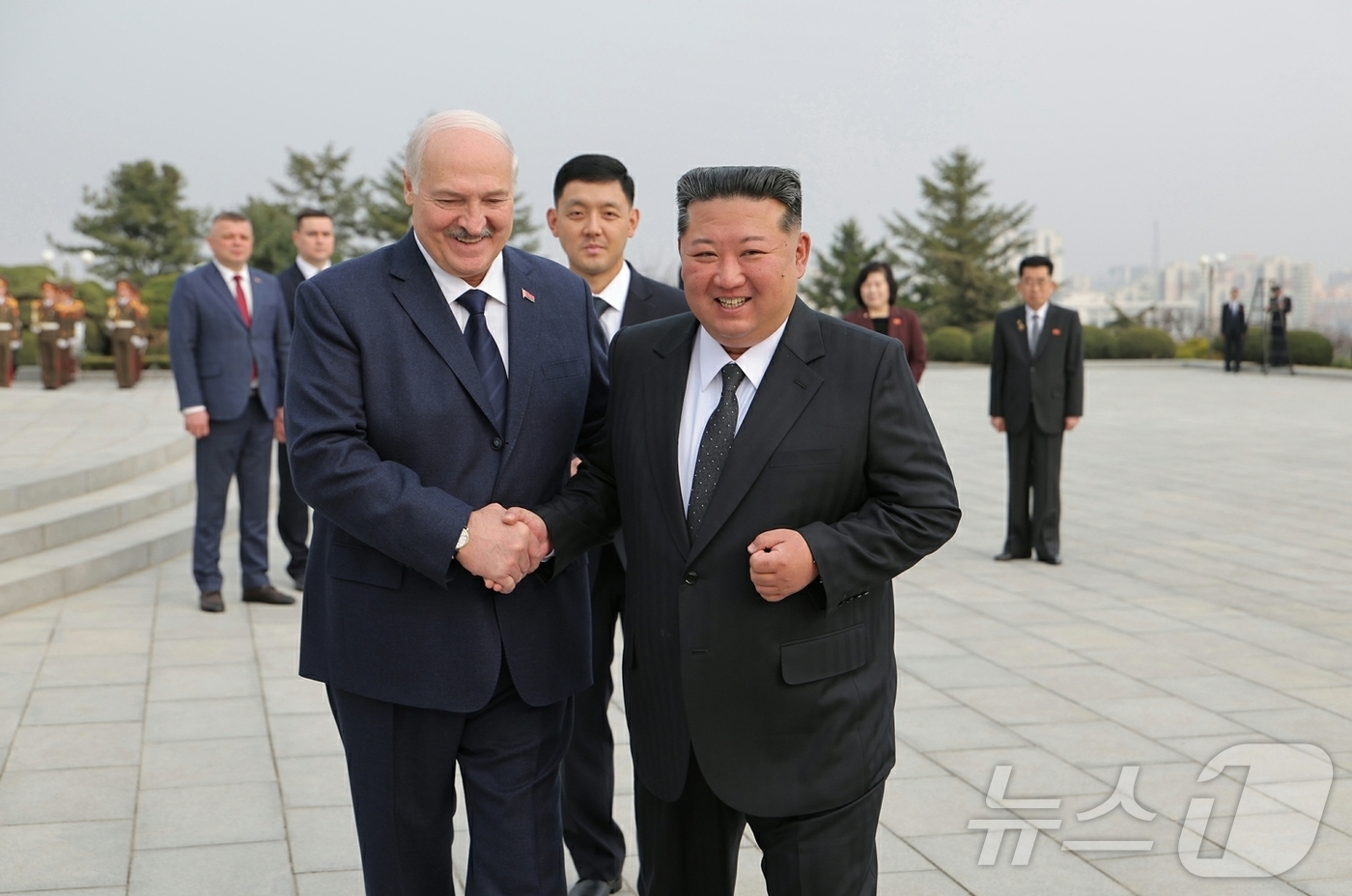 (평양 노동신문=뉴스1) = 북한 노동당 기관지 노동신문은 26일 "우리나라를 공식 방문하는 벨라루씨(벨라루스)공화국 대통령 알렉싼드르 루까쉔꼬(알렉산드로 루카센코) 동지가 3월 …