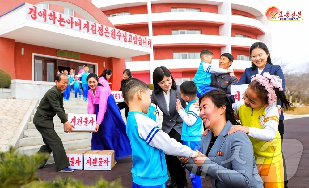 (평양 노동신문=뉴스1) = 북한 노동당 기관지 노동신문은 26일 "화성지구가 네번째 새집들이 경사로 흥성인다"고 선전했다.[국내에서만 사용가능. 재배포 금지. DB 금지. For …