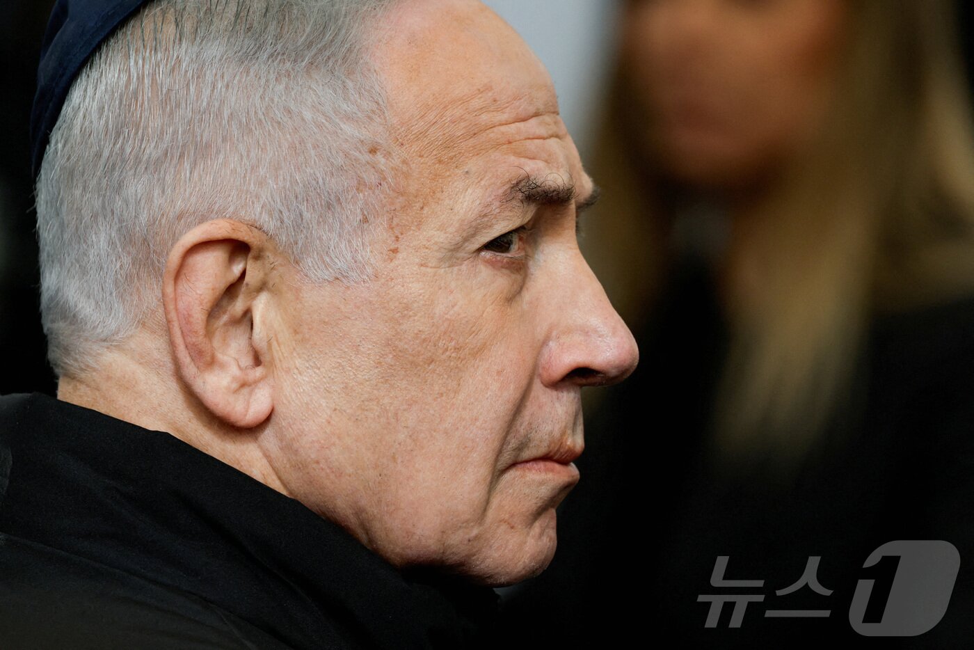 본문 이미지 - 베냐민 네타냐후 이스라엘 총리가 1월 이스라엘 메이타에서 열린 경찰관 란 그빌리의 추모식에 참석하고 있다. 란 그빌리는 2023년 10월 7일 하마스의 공격 당시 싸우다가 사망했다. 2026.1.28 ⓒ 로이터=뉴스1