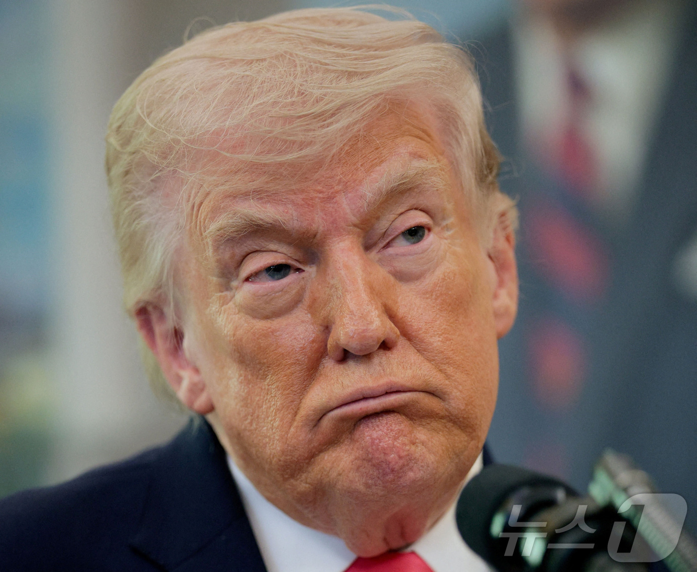 (워싱턴 로이터=뉴스1) 김경민 기자 = 도널드 트럼프 미국 대통령이 24일(현지시간) 워싱턴DC 백악관에서 열린 마크웨인 멀린 국토부안보장관 취임식에 참석하고 있다. 2026.3 …