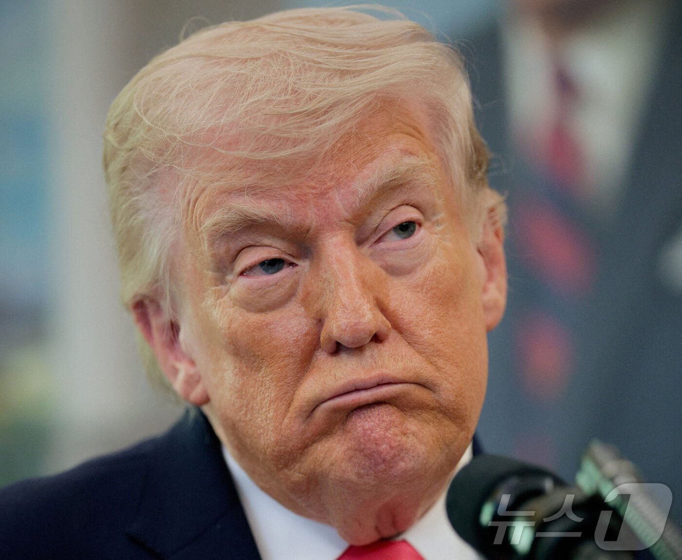 본문 이미지 - 도널드 트럼프 미국 대통령이 24일(현지시간) 워싱턴DC 백악관에서 열린 마크웨인 멀린 국토부안보장관 취임식에 참석하고 있다. 2026.3.24 ⓒ 로이터=뉴스1