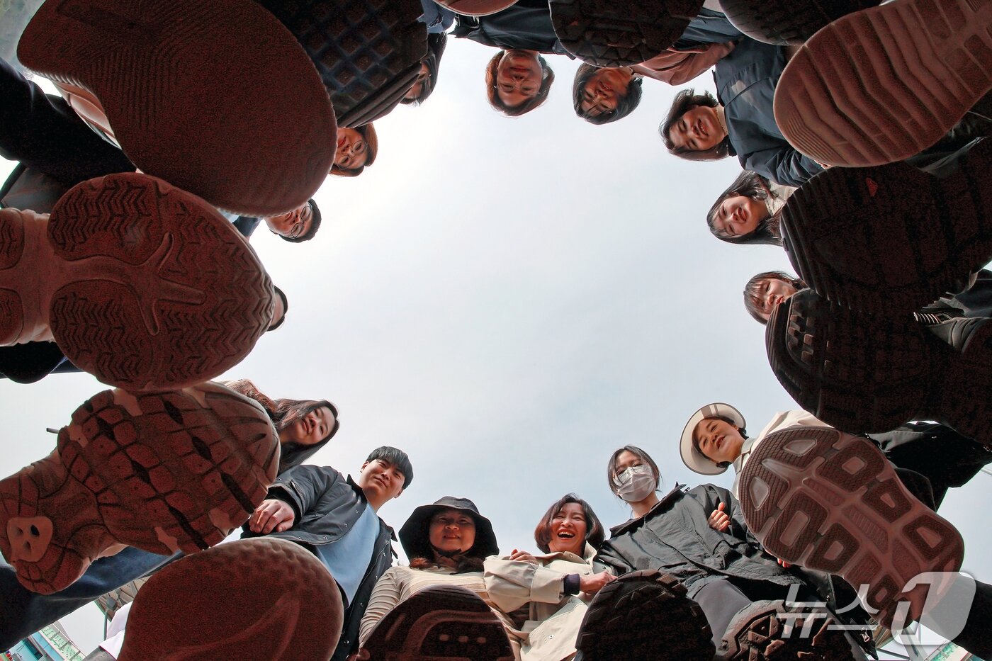 본문 이미지 - 괴산군 걷다보니 통장부자사업에 참여한 군 직원들이 기념 촬영을 하고 있다.(괴산군 제공. 재판매 및 DB금지)