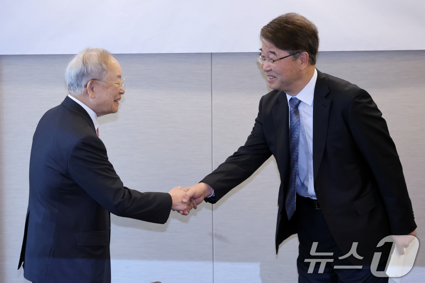 (서울=뉴스1) 황기선 기자 = 손경식 한국경영자총협회 회장(왼쪽)과 김지형 경제사회노동위원회 위원장이 이 26일 오전 서울 중구 프레스센터에서 열린 '제1차 노사정 대표자 만남' …