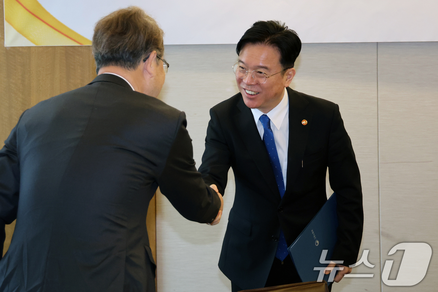 (서울=뉴스1) 황기선 기자 = 김영훈 고용노동부 장관과 김지형 경제사회노동위원회 위원장이 이 26일 오전 서울 중구 프레스센터에서 열린 '제1차 노사정 대표자 만남'에서 악수를 …