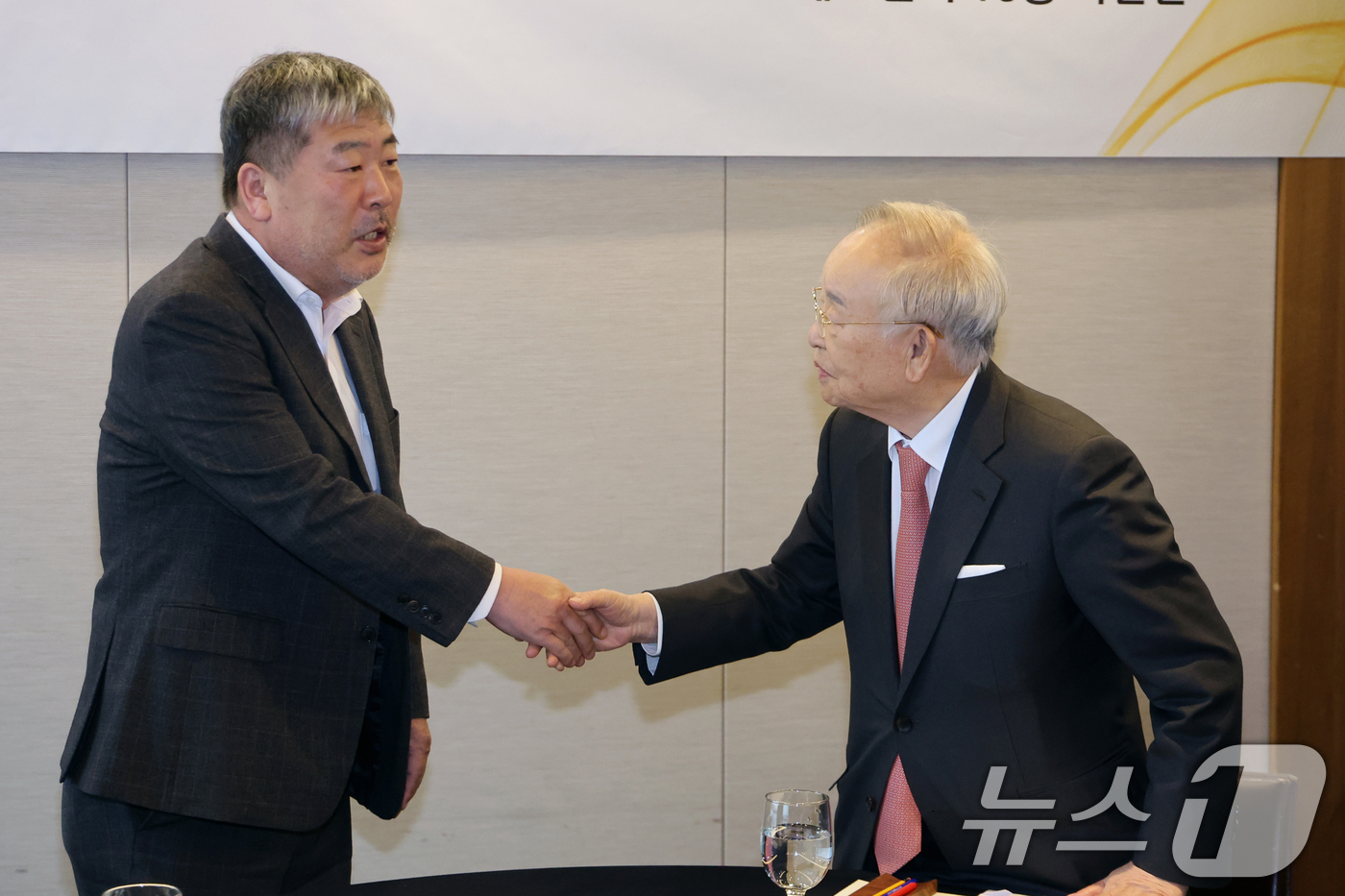 (서울=뉴스1) 황기선 기자 = 김동명 한국노총 위원장(왼쪽)과 손경식 한국경영자총협회 회장이 26일 오전 서울 중구 프레스센터에서 열린 '제1차 노사정 대표자 만남'에서 악수를 …