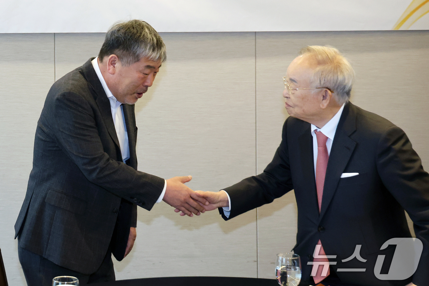 (서울=뉴스1) 황기선 기자 = 김동명 한국노총 위원장(왼쪽)과 손경식 한국경영자총협회 회장이 26일 오전 서울 중구 프레스센터에서 열린 '제1차 노사정 대표자 만남'에서 악수를 …