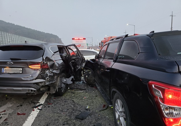 부산 강서구 서부산TG 인근서 5중 추돌…1명 중상, 4명 경상