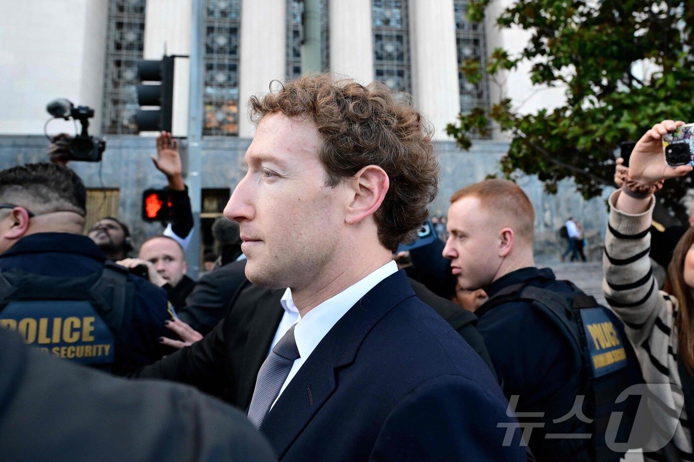 본문 이미지 -  지난달 18일(현지시간) 마크 저커버그 메타 CEO가 로스앤젤레스 고등법원에서 소셜미디어 재판 관련 증언을 마친 후 법원을 나서고 있다. 2026.02.18. ⓒ AFP=뉴스1
