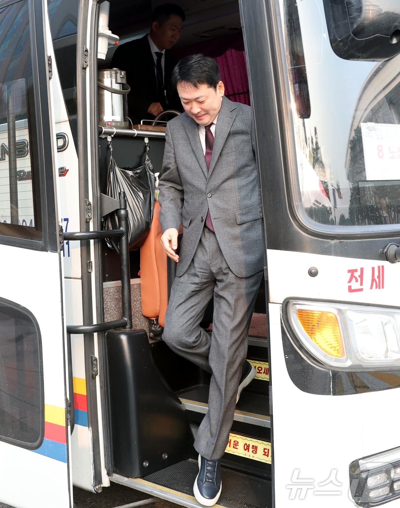 (서울=뉴스1) 이승배 기자 = 장동혁 국민의힘 대표가 26일 차량 5부제에 시행에 따라 통근버스로 서울 여의도 국회에 출근하고 있다. (공동취재) 2026.3.26/뉴스1