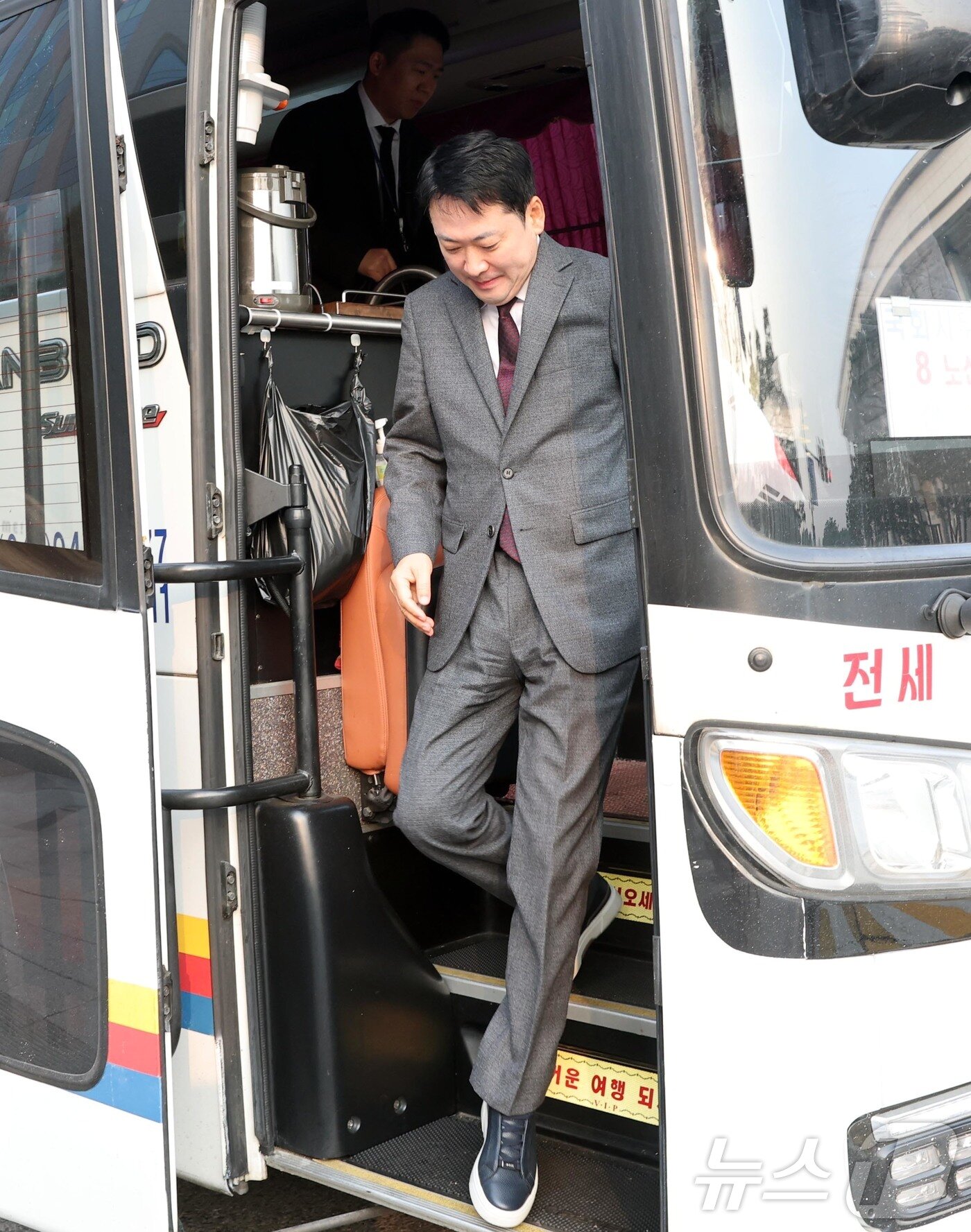 본문 이미지 - 장동혁 국민의힘 대표가 26일 차량 5부제에 시행에 따라 통근버스로 서울 여의도 국회에 출근하고 있다. (공동취재) 2026.3.26 ⓒ 뉴스1 이승배 기자