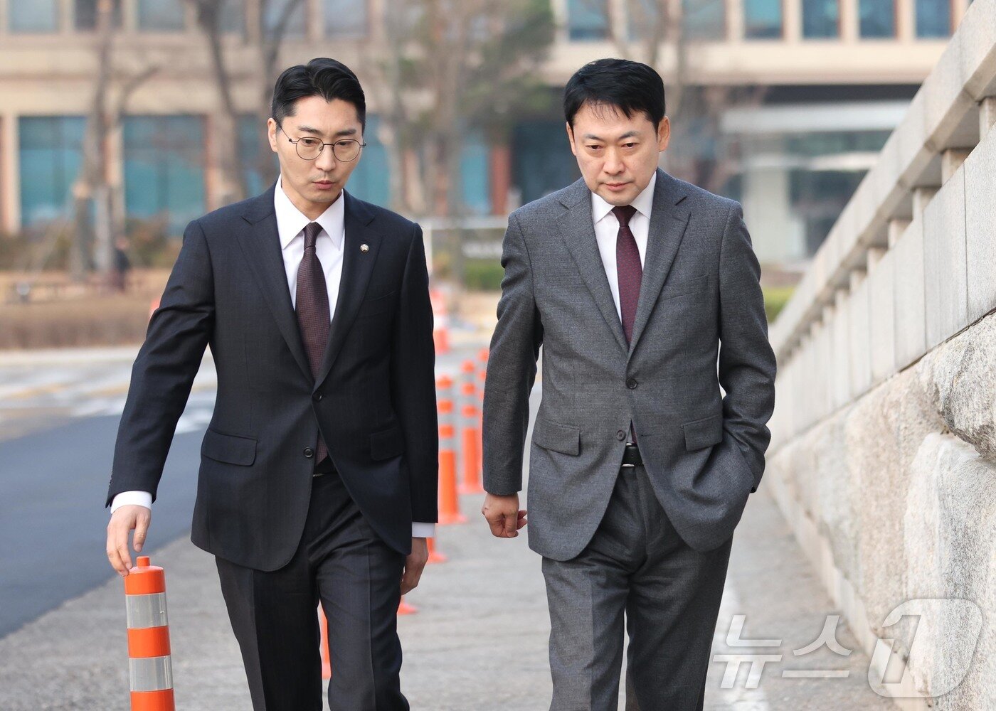 본문 이미지 - 장동혁 국민의힘 대표가 26일 서울 여의도 국회에 출근하며 박준태 당대표 비서실장과 대화하고 있다. 장 대표는 이날 차량 5부제에 시행에 따라 출근길에 국회 통근버스를 이용했다. (공동취재) 2026.3.26 ⓒ 뉴스1 이승배 기자