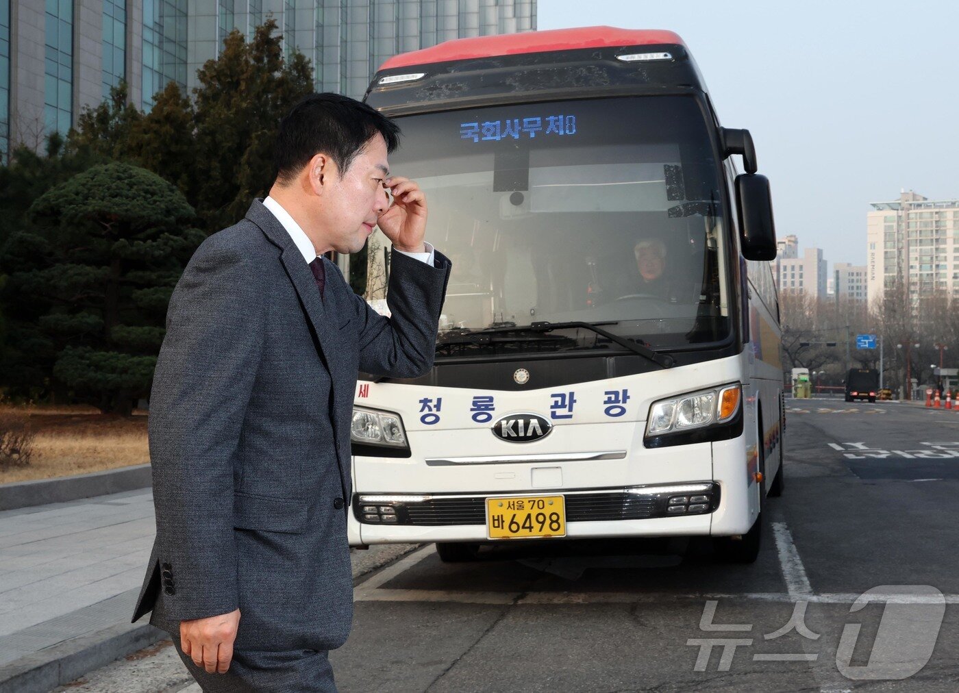 본문 이미지 - 장동혁 국민의힘 대표가 26일 차량 5부제에 시행에 따라 통근버스로 서울 여의도 국회에 출근하고 있다. (공동취재) 2026.3.26 ⓒ 뉴스1 이승배 기자