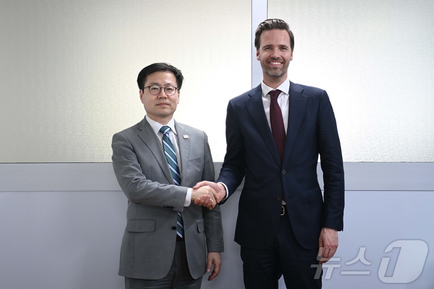 (서울=뉴스1) = 여한구 산업통상부 통상교섭본부장이 25일(현지시간) 카메룬 야운데에서 열린 제14차 각료회의 참석 계기에 슈르드 슈드스마 네덜란드 국제통상·개발 장관과 면담 후 …