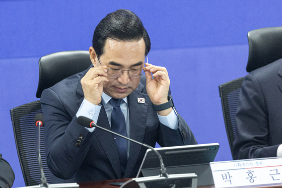 안경 고쳐쓰는 박홍근 장관