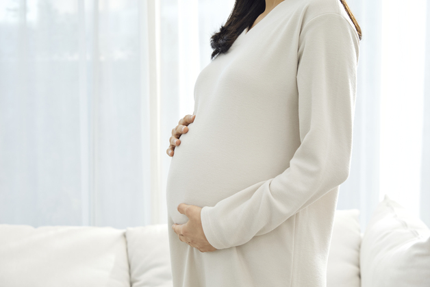 "내 남친 애 낳아라" 14세 딸에 쌍둥이 강제 임신시킨 엄마
