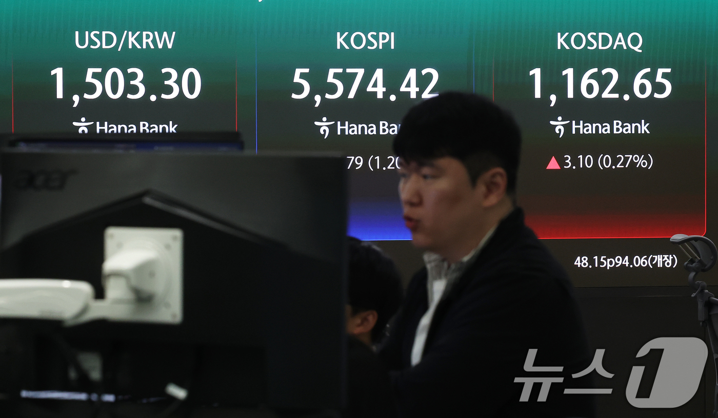 (서울=뉴스1) 오대일 기자 = 26일 서울 중구 하나은행 딜링룸 전광판에 코스피 시황이 표시되고 있다. 이날 코스피는 전 거래일 대비 0.85% 하락한 5594.06으로 출발했다 …