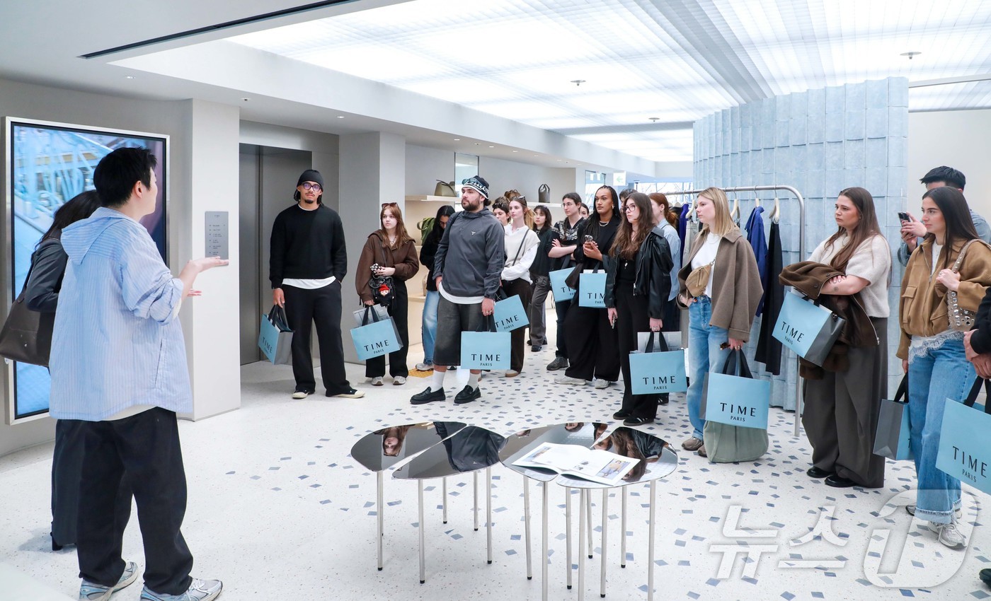 (서울=뉴스1) = 현대백화점그룹 계열 한섬은 한불수교 140주년을 맞아 주한프랑스상공회의소와 협업해 프랑스 파리의 패션 비즈니스 전문 대학 모드스페 파리 학생 40여명을 대상으로 …