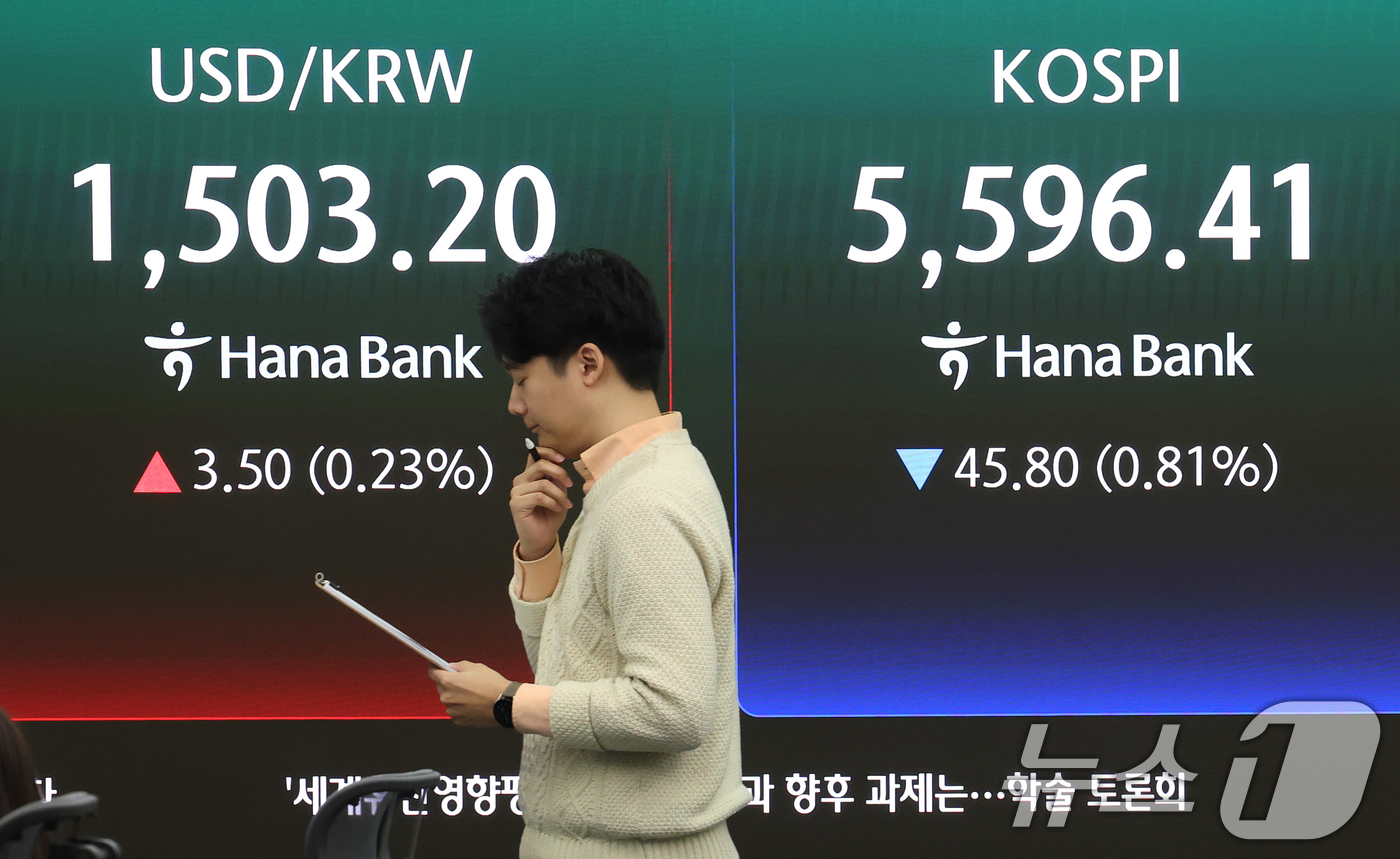 (서울=뉴스1) 오대일 기자 = 26일 서울 중구 하나은행 딜링룸 전광판에 코스피 시황이 표시되고 있다. 이날 코스피는 전 거래일 대비 0.85% 하락한 5594.06으로 출발했다 …