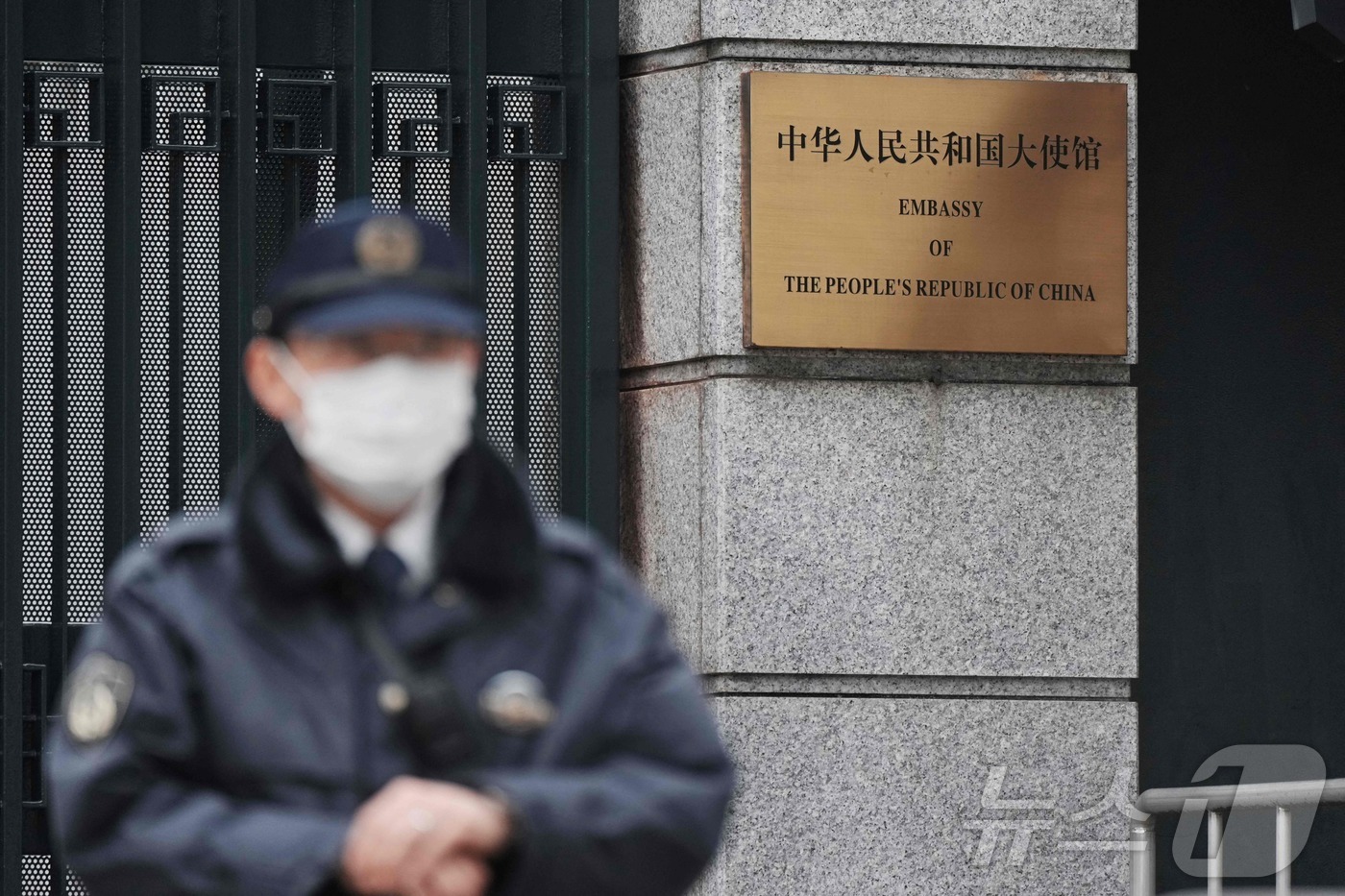 (도쿄 AFP=뉴스1) 이정환 기자 = 25일 일본 도쿄 주재 중국 대사관 입구에서 경찰관이 경비를 서고 있다. 전날 한 자위대원이 대사관 경내에 무단 침입한 혐의로 체포됐다. 2 …