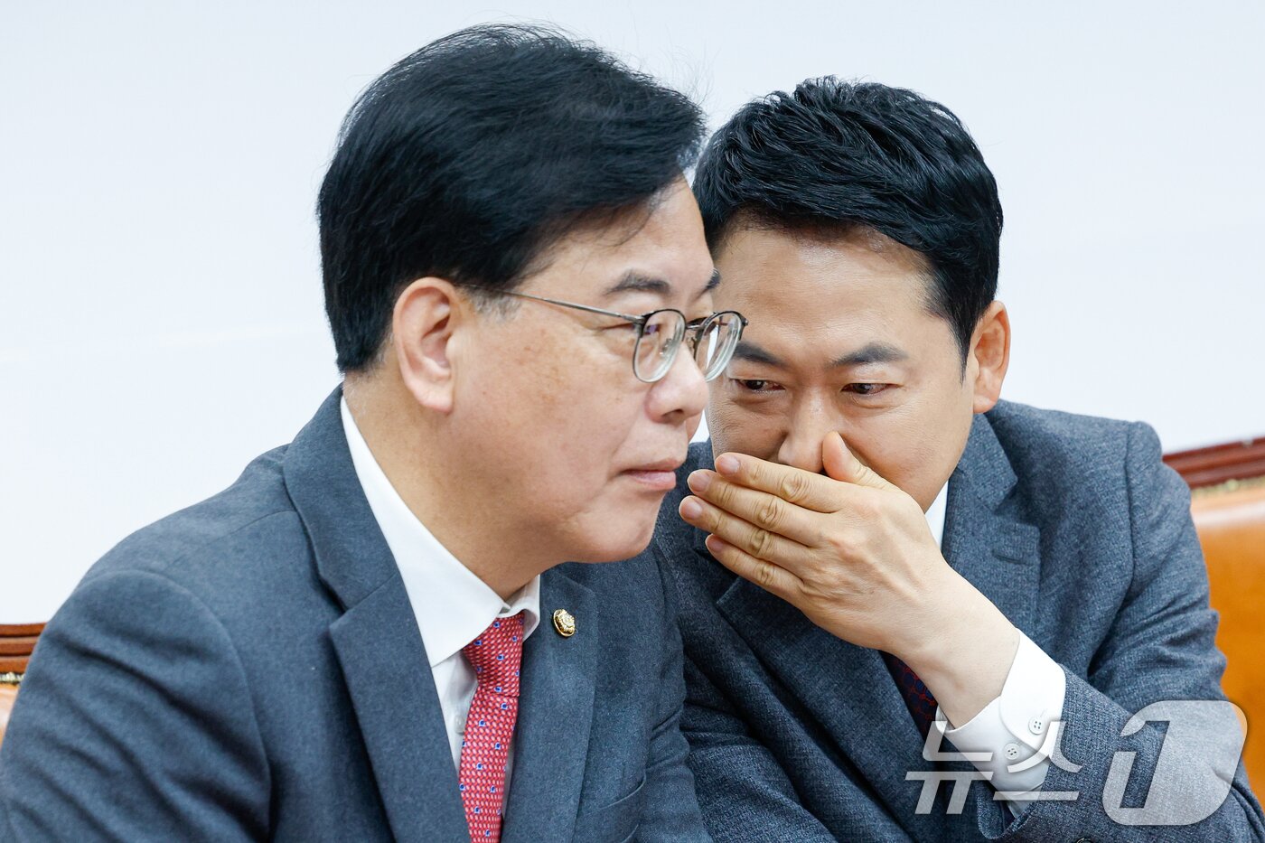 본문 이미지 - 장동혁 국민의힘 대표(오른쪽)와 송언석 원내대표가 26일 오전 서울 여의도 국회에서 열린 최고위원회의에 참석해 대화하고 있다. 2026.3.26 ⓒ 뉴스1 안은나 기자