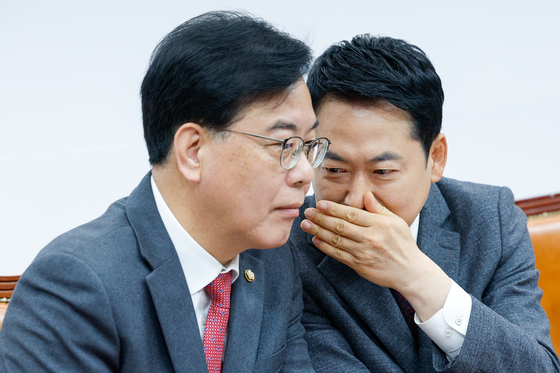 송언석 원내대표와 귀엣말하는 장동혁 대표