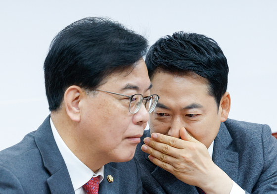 송언석 원내대표와 귀엣말하는 장동혁 대표