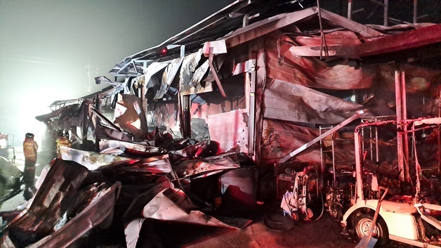 전북 남원 한 창고서 불…태양광 설비 등 전소