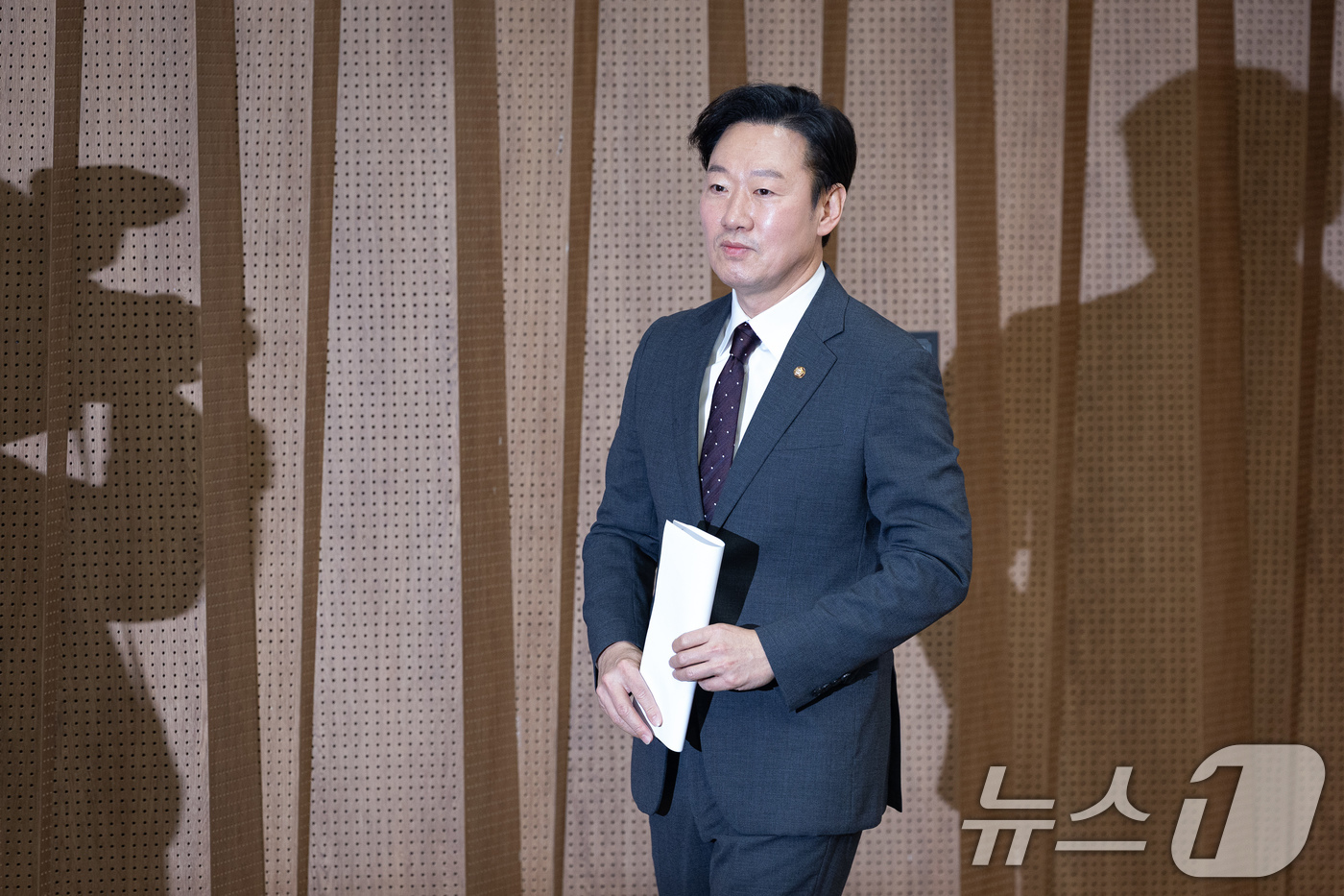 (서울=뉴스1) 유승관 기자 = 박수민 국민의힘 의원이 26일 서울 여의도 국회 소통관에서 서울시장 출마 선언 기자회견을 마친 후 기자회견장을 나서고 있다. 2026.3.26/뉴스 …