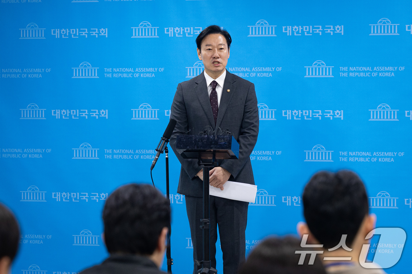 (서울=뉴스1) 유승관 기자 = 박수민 국민의힘 의원이 26일 서울 여의도 국회 소통관에서 서울시장 출마 선언 기자회견을 마친 후 취재진 질문에 답하고 있다. 2026.3.26/뉴 …