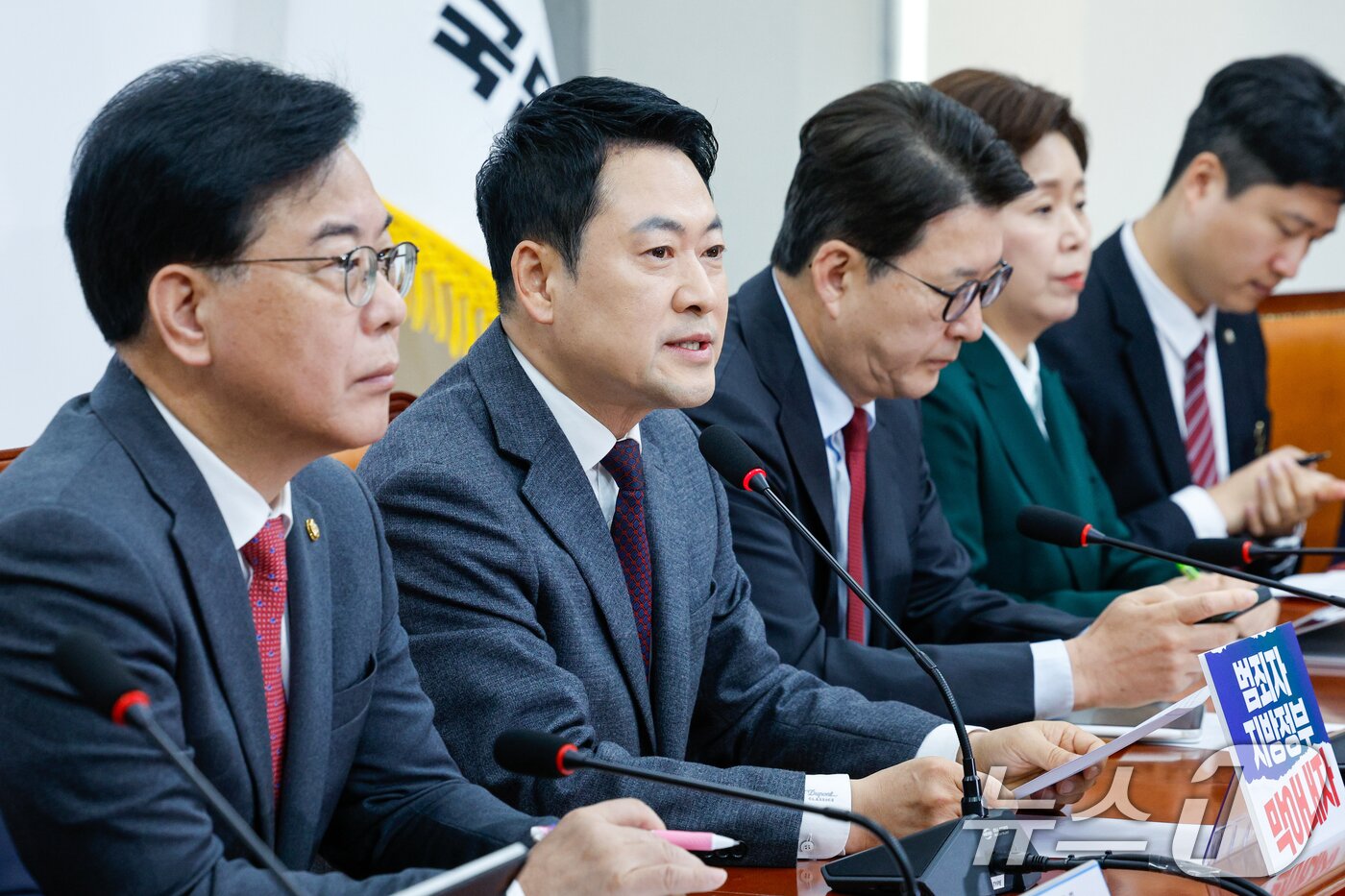 본문 이미지 - 장동혁 국민의힘 대표가 26일 오전 서울 여의도 국회에서 열린 최고위원회의에 참석해 모두 발언을 하고 있다. 2026.3.26 ⓒ 뉴스1 안은나 기자