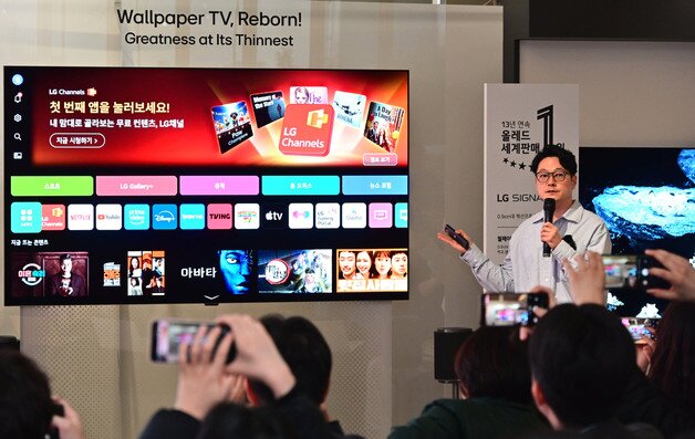본문 이미지 - 권태진 LG전자 MS사업본부 디스플레이솔루션기획팀장이 2026년 LG TV 신제품 설명회에서 신제품의 생성형 AI 기능을 시연하는 모습. (LG전자 제공. 재판매 및 DB 금지) 2026.3.26 ⓒ 뉴스1