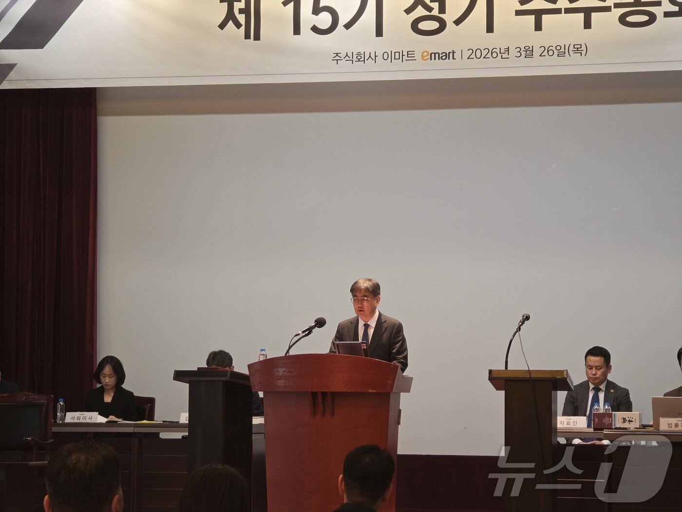 본문 이미지 - 한채양 이마트 대표이사가 26일 서울 중구 포스트타워에서 진행된 정기 주주총회에서 인사말을 하고 있다. ⓒ 뉴스1 이형진 기자