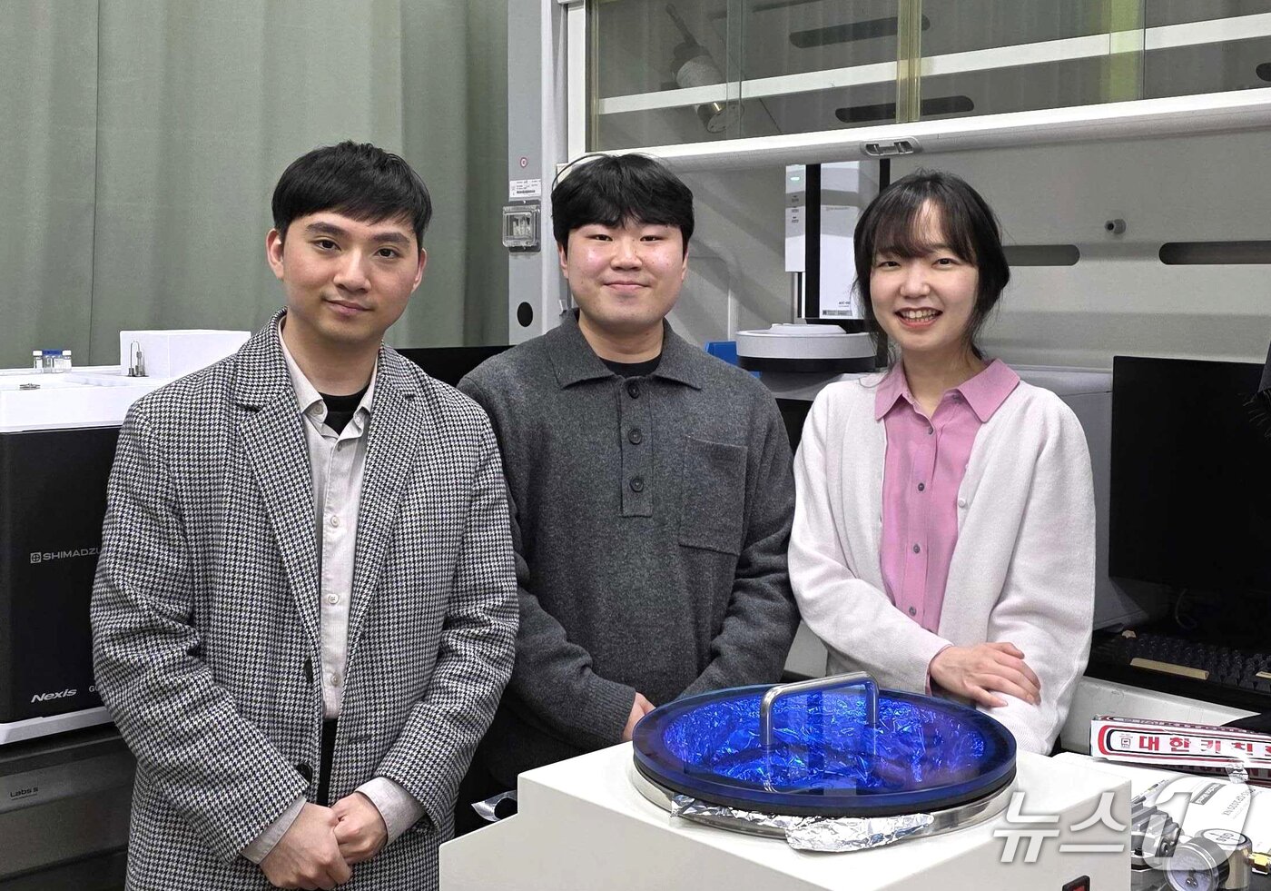 본문 이미지 - 왼쪽부터 IBS 권성연 박사후연구원, KAIST 원창현 석박사통합과정, 백윤정 교수. (KAIST 제공. 재판매 및 DB금지) 2026.3.26/뉴스1