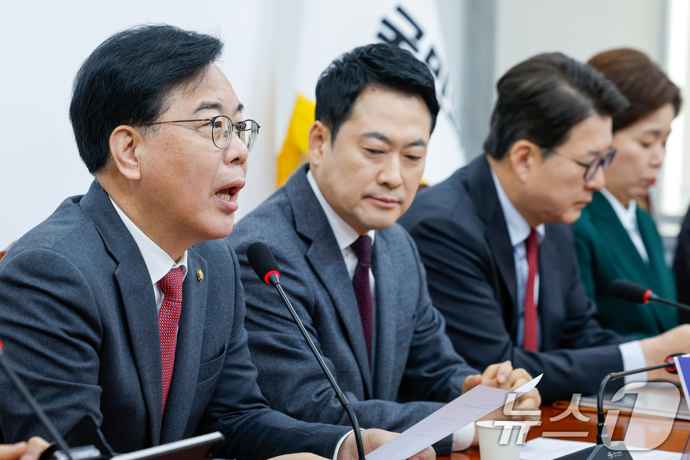 (서울=뉴스1) 안은나 기자 = 송언석 국민의힘 원내대표가 26일 오전 서울 여의도 국회에서 열린 최고위원회의에 참석해 모두 발언을 하고 있다. 2026.3.26/뉴스1