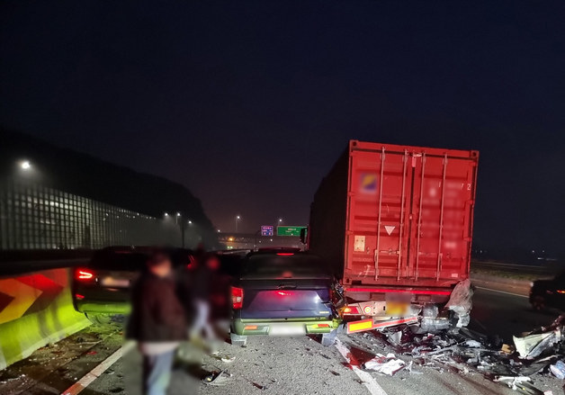 남해고속도로 서부산 TG 인근 5중 추돌사고…6명 부상(종합)