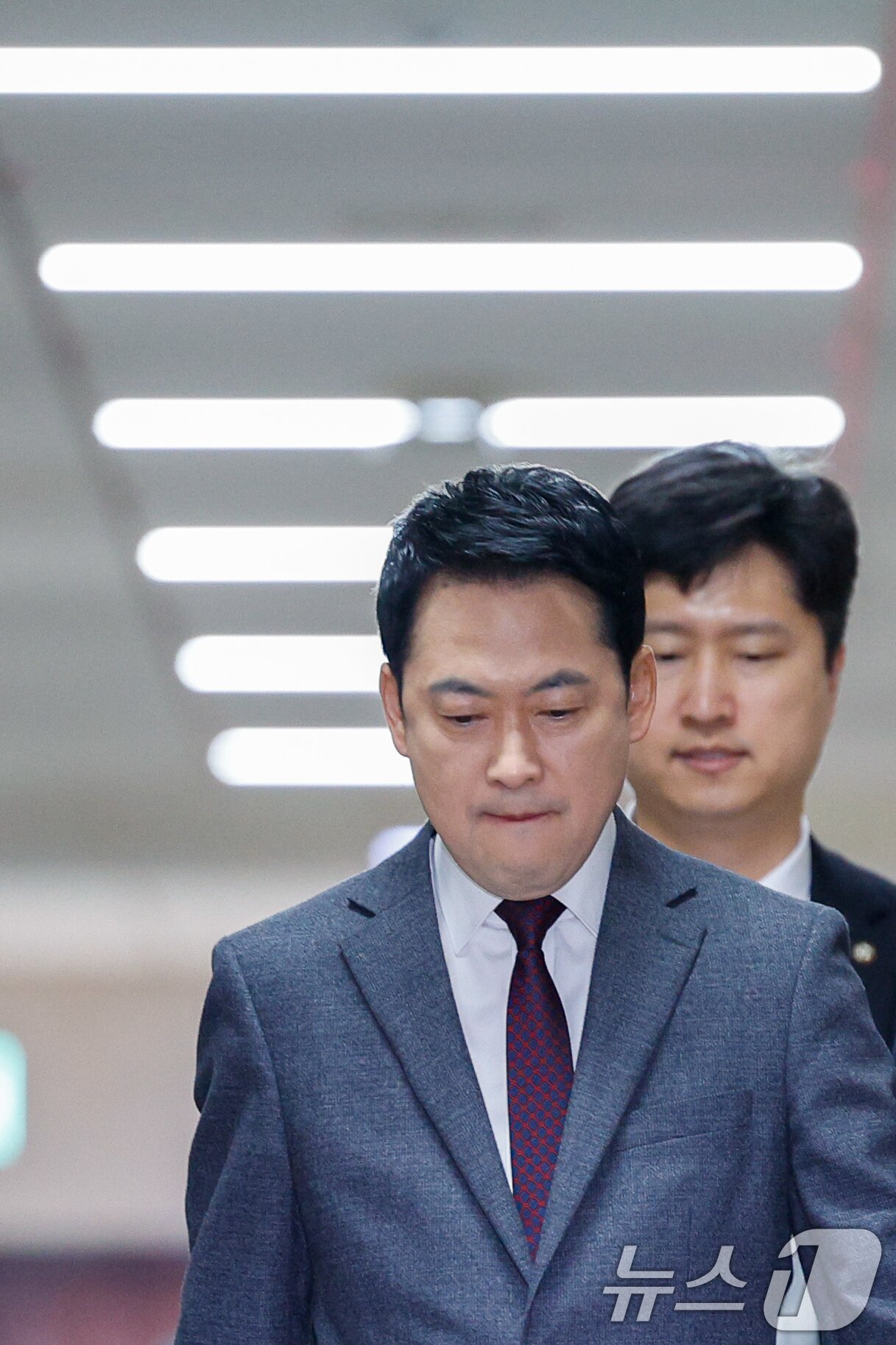 본문 이미지 - 장동혁 국민의힘 대표가 26일 오전 서울 여의도 국회에서 열린 최고위원회의에 입장하고 있다. 2026.3.26 ⓒ 뉴스1 안은나 기자