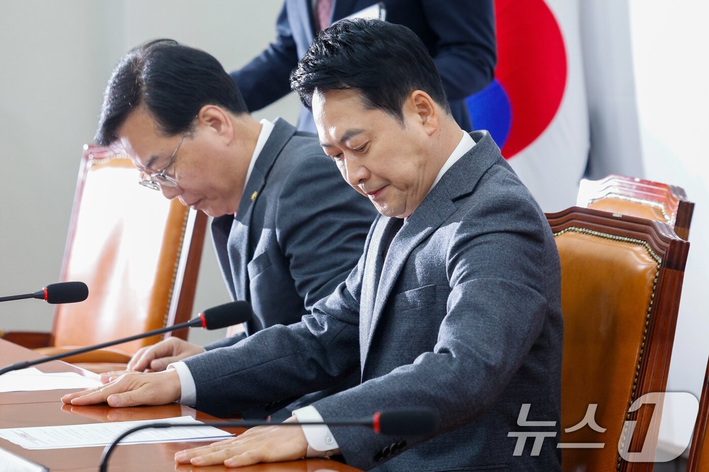 본문 이미지 - 장동혁 국민의힘 대표와 송언석 원내대표가 26일 오전 서울 여의도 국회에서 열린 최고위원회의에 입장하고 있다. 2026.3.26 ⓒ 뉴스1 안은나 기자