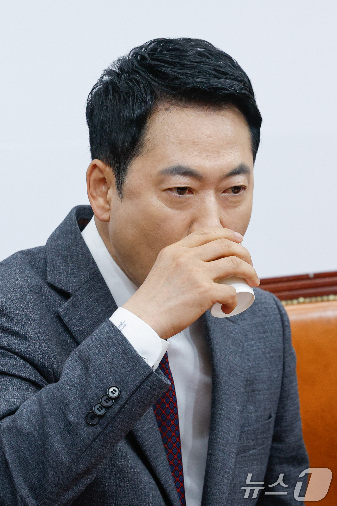 (서울=뉴스1) 안은나 기자 = 장동혁 국민의힘 대표가 26일 오전 서울 여의도 국회에서 열린 최고위원회의에 참석해 송언석 원내대표 발언을 들으며 목을 축이고 있다. 2026.3. …